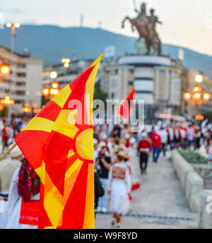 SKOPJE/Mazedonien - 28. AUGUST 2018: Mazedonische Darsteller und Flaggen in Skopje Internationales Festival für Musik und Tanz. Multi nationalen Teilnehmer Stockfoto