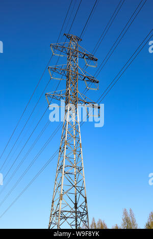 Hochspannungsleitungen gegen deep blue sky in Järvenpää, Finnland Stockfoto