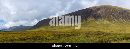 Panoramablick auf die Berge von Glencoe in die schottischen Highlands Stockfoto