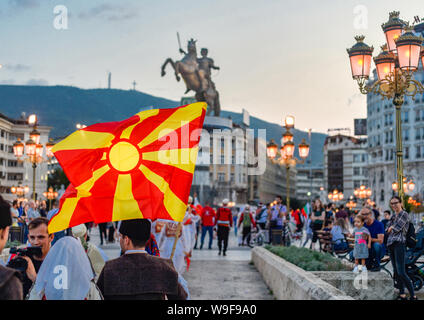 SKOPJE/Mazedonien - 28. AUGUST 2018: Mazedonische Darsteller und Flaggen in Skopje Internationales Festival für Musik und Tanz. Multi nationalen Teilnehmer Stockfoto