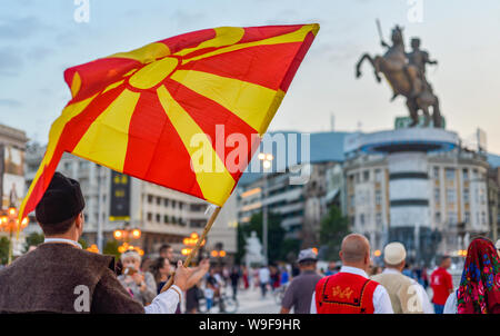 SKOPJE/Mazedonien - 28. AUGUST 2018: Mazedonische Darsteller und Flaggen in Skopje Internationales Festival für Musik und Tanz. Multi nationalen Teilnehmer Stockfoto