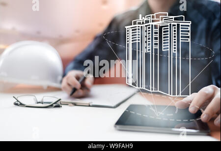 Junge verschwommen Architekt im Büro und der Gestaltung neuer Gebäude, mit digitale Zeichnung auf Tablet PC und Papier skizzieren. Architektur, Gebäude A Stockfoto