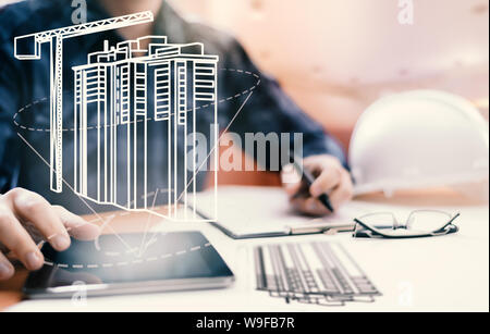 Junge verschwommen Architekt im Büro und der Gestaltung neuer Gebäude, mit digitale Zeichnung auf Tablet PC und Papier skizzieren. Architektur, Gebäude A Stockfoto