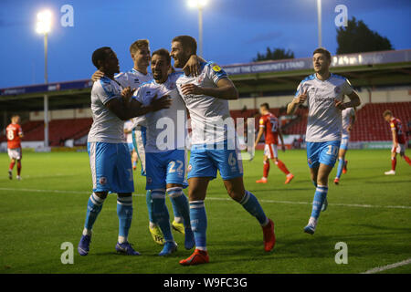 Walsall, Großbritannien. 13. August 2019 in Crawley Tom Dallison (2. R) feiert zählen während der carabao Schale erste Runde zwischen Walsall und Crawley am Stadion in Walsall. 13. August 2019. Credit: James Boardman/Alamy leben Nachrichten Stockfoto