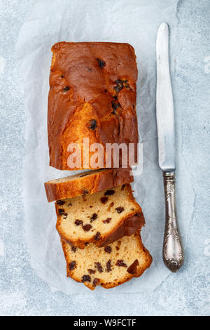 Hausgemachte frisch gebackenen Kuchen Brot mit Rosinen. Traditionelle Behandlung für Tee oder Kaffee. Leckeres Frühstück. Pound Cake. Selektiver Fokus, Ansicht von oben Stockfoto