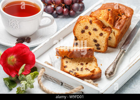 Hausgemachte frisch gebackenen Kuchen Brot mit Rosinen. Traditionelle Behandlung für Tee oder Kaffee. Pound Cake. Leckeres Frühstück. Selektiver Fokus Stockfoto