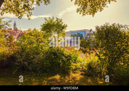 In einem alten Gebäude im öffentlichen Park mit einem kleinen See, der von einer deutschen Stadt. Stockfoto