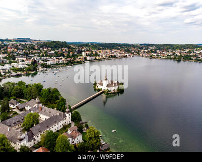 Schloss Ort in Gmunden am Traunsee (Traunsee) mit Boote, Segelboote im Salzkammergut in der Nähe Salzburg, Traunkirchen Österreich. Stockfoto