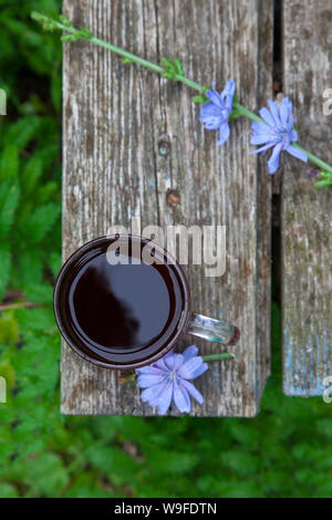 Cup der Zichorie Drink auf am Rande der alten Hintergrund Holz im Garten. Rustikale Ansicht von oben. Stockfoto