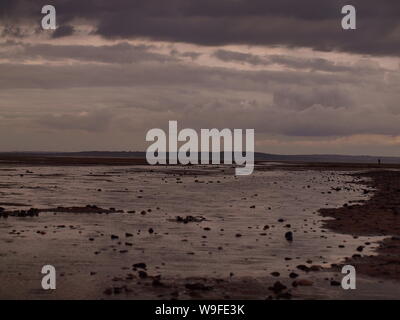 Moody/düsteren Sonnenuntergang Schuß auf talacre Strand in Flintshire North Wales genommen Stockfoto