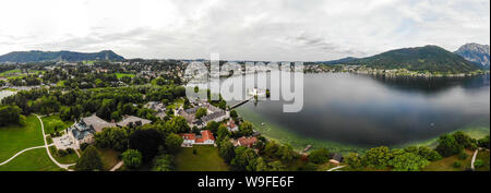 Schloss Ort in Gmunden am Traunsee (Traunsee) mit Boote, Segelboote im Salzkammergut in der Nähe Salzburg, Traunkirchen Österreich. Stockfoto