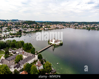 Schloss Ort in Gmunden am Traunsee (Traunsee) mit Boote, Segelboote im Salzkammergut in der Nähe Salzburg, Traunkirchen Österreich. Stockfoto