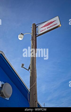 Einen Telefonmast mit einem Schild mit Parkplatz für extraterrestrische Fahrzeuge und Rachel, Nevada auf das kleine A'Le'Inn, ich bin Treffpunkt für U Stockfoto