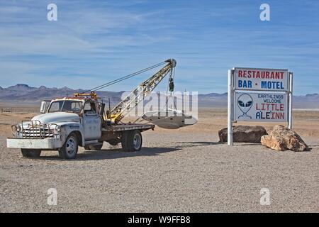 Eine antike Abschleppwagen Holding ein Modell der fliegenden Untertasse außerhalb des kleinen A'Le'inn in Rachel, Nevada Stockfoto