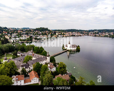 Schloss Ort in Gmunden am Traunsee (Traunsee) mit Boote, Segelboote im Salzkammergut in der Nähe Salzburg, Traunkirchen Österreich. Stockfoto