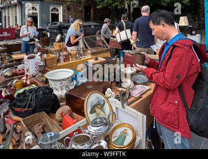 Kunden suchen einen Bric-a-Brac in den Grassmarket, Edinburgh, Schottland, Großbritannien. Stockfoto