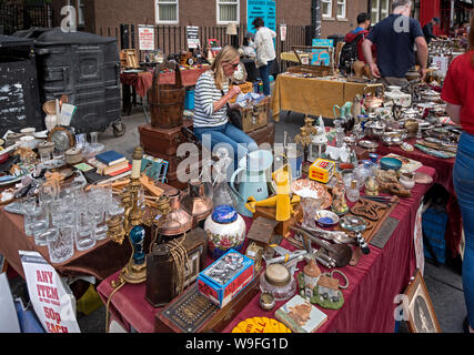 Kunden suchen einen Bric-a-Brac in den Grassmarket, Edinburgh, Schottland, Großbritannien. Stockfoto