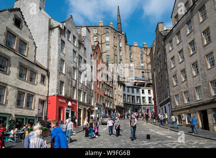 Bunte Geschäfte säumen die Victoria Street in Edinburgh Old Town. Stockfoto