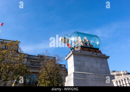 Yinka Shonibare's Schiff, Replik von Nelson's Schiff Sieg, in einer Flasche, Trafalgar Square, London, England, Großbritannien Stockfoto