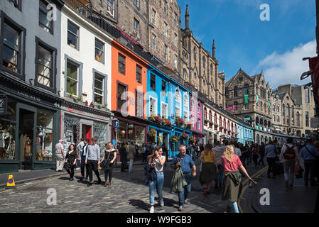 Bunte Geschäfte säumen die Victoria Street in Edinburgh Old Town. Stockfoto