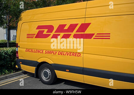 DHL Lieferwagen auf einer Straße in Edinburgh, Schottland, Großbritannien geparkt. Stockfoto