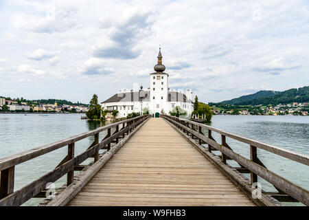 Schloss Ort in Gmunden am Traunsee (Traunsee) mit Boote, Segelboote im Salzkammergut in der Nähe Salzburg, Traunkirchen, Österreich. Schöne Postkarte vie Stockfoto