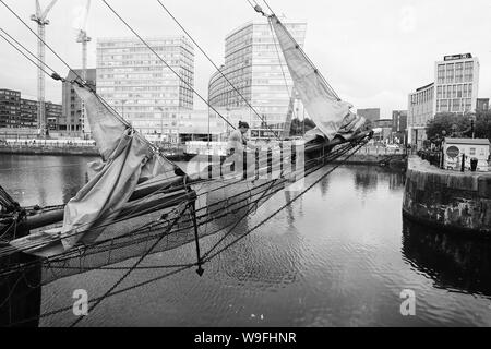 Frau auf dem Schiff, die Segel auf dem Segelschiff im Albert Dock in Liverpool fixiert Stockfoto