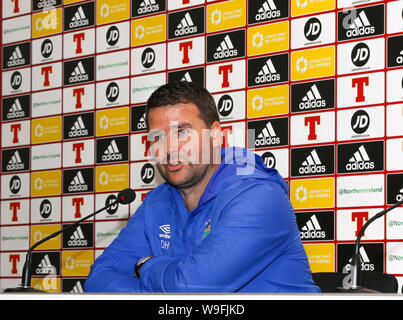 Windsor Park, Belfast, Nordirland, Großbritannien. 13. Aug 2019. UEFA Europa League, der dritten Qualifikationsrunde (2. Bein), Linfield (blau) v FK Sutjeska Niksic. Linfield Manager David Healy an der Pressekonferenz nach dem Spiel. Quelle: David Hunter/Alamy Leben Nachrichten. Stockfoto