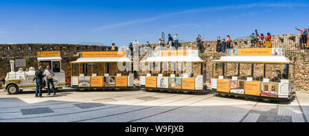 CANNES, Frankreich - April 2019: Panoramablick auf die touristische Straße Bahn, die Besucher von Cannes den Hügel hinauf zur Kirche Unserer Lieben Frau von Espera Stockfoto