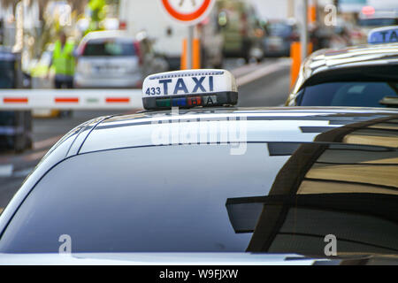 Nizza, Frankreich - April 2019: auf der Spitze eines Taxi außerhalb des Terminalgebäudes am Flughafen Nizza geparkt. Stockfoto