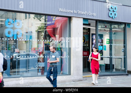 Co-Op store vorne am Strand, London Stockfoto