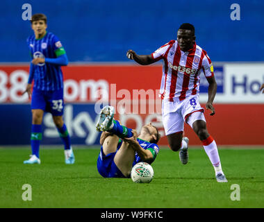 Am 13. August 2019; DW Stadium, Wigan, Greater Manchester, England; Carabao Schale, Englische Fußball-Liga Cup, Wigan Athletic gegen Stoke City; Peter Etebo von Stoke City packt Callum Lang von Wigan Athletic - Streng redaktionelle Verwendung. Keine Verwendung mit nicht autorisierten Audio-, Video-, Daten-, Spielpläne, Verein/liga Logos oder "live" Dienstleistungen. On-line-in-Match mit 120 Bildern beschränkt, kein Video-Emulation. Keine Verwendung in Wetten, Spiele oder einzelne Verein/Liga/player Publikationen Stockfoto