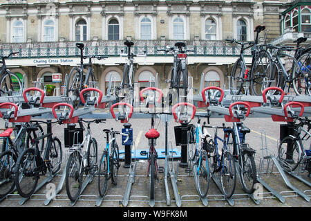 Fahrradträger außerhalb Londons Verkohlung Cross Station Stockfoto