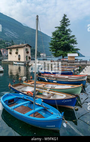 Torbole, Italien - Juli 25, 2019: Der kleine Hafen von Torbole am Gardasee. Stockfoto