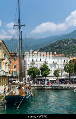 Malcesine, Italien - Juli 24, 2019: ein Segelboot Docks im Hafen Malceine Stockfoto