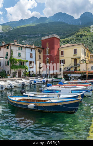 Cassone, Italien - 31 Juli, 2019: Dies ist Fischerboote in Cassone Hafen am Gardasee in Italien Stockfoto