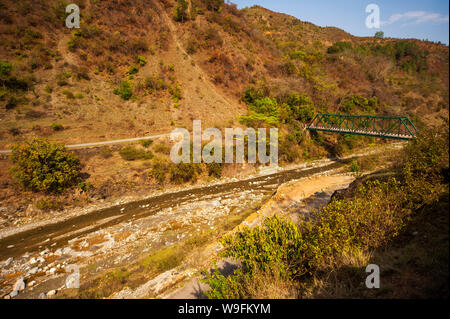 Jim Corbett, wenn nach dem Panar fleischfressenden Leopard das panar Fluss in der Flut mit großen Schwierigkeiten gekreuzt, Kumaon Hügel, Uttarakhand, Indien Stockfoto