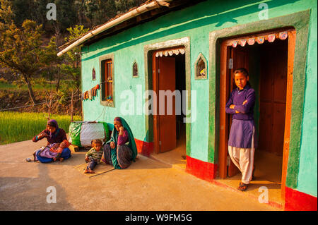 Familie leben in der Nähe der Wald Straße an Kala Agar Dorf auf Kumaon Hügel, Uttarakhand, Indien Stockfoto