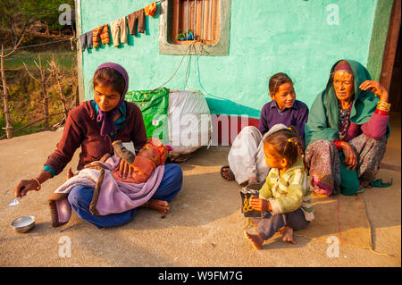 Familie leben in der Nähe der Wald Straße an Kala Agar Dorf auf Kumaon Hügel, Uttarakhand, Indien Stockfoto