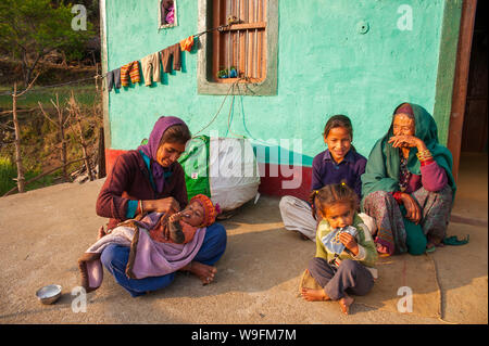 Familie leben in der Nähe der Wald Straße an Kala Agar Dorf auf Kumaon Hügel, Uttarakhand, Indien Stockfoto