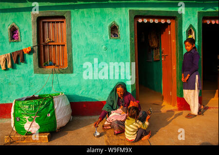 Familie leben in der Nähe der Wald Straße an Kala Agar Dorf auf Kumaon Hügel, Uttarakhand, Indien Stockfoto