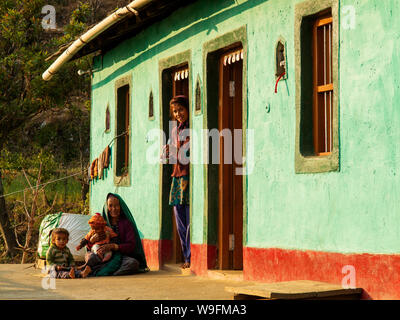 Familie leben in der Nähe der Wald Straße an Kala Agar Dorf auf Kumaon Hügel, Uttarakhand, Indien Stockfoto