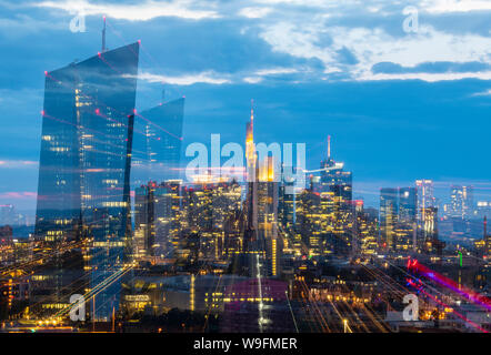 13. August 2019, Hessen, Frankfurt/Main: Die Lichter der Bank skyline Leuchten im letzten Licht des Tages unter einer dunklen Wolke. Auf der linken Seite ist der Sitz der Europäischen Zentralbank, während die Commerzbank, die Deutsche Bank und die Helaba im Hintergrund gesehen werden kann. (Schießen mit Zoom Effekt) Foto: Boris Roessler/dpa Stockfoto