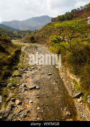 Jim Corbett, wenn nach dem Panar fleischfressenden Leopard das panar Fluss in der Flut mit großen Schwierigkeiten gekreuzt, Kumaon Hügel, Uttarakhand, Indien Stockfoto