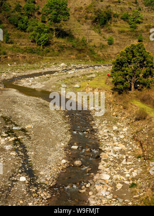 Jim Corbett, wenn nach dem Panar fleischfressenden Leopard das panar Fluss in der Flut mit großen Schwierigkeiten gekreuzt, Kumaon Hügel, Uttarakhand, Indien Stockfoto