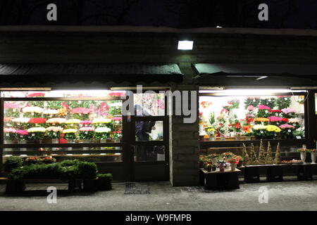 Tallinn Blumenmarkt bei Nacht während der Weihnachtszeit, Estland. Der Markt befindet sich in der Nähe der Altstadt und ist ganzjährig 24 Stunden am Tag geöffnet. Stockfoto