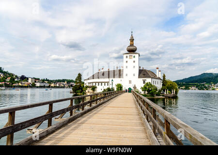 Schloss Ort in Gmunden am Traunsee (Traunsee) mit Boote, Segelboote im Salzkammergut in der Nähe Salzburg, Traunkirchen, Österreich. Schöne Postkarte vie Stockfoto