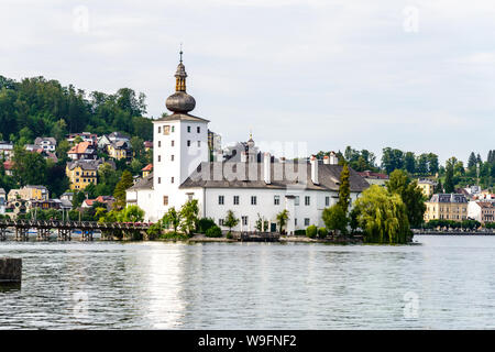 Schloss Ort in Gmunden am Traunsee (Traunsee) mit Boote, Segelboote im Salzkammergut in der Nähe Salzburg, Traunkirchen, Österreich. Schöne Postkarte vie Stockfoto