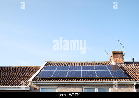 Solarpaneele für Haushalte, die an einem sonnigen Tag erneuerbare Energie erzeugen, in Bristol, England, Großbritannien. Stockfoto