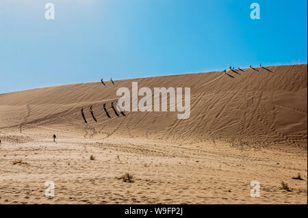 Nahaufnahme einer flachen Felsen die Verlegung in die Namibische Wüste zwischen Sossusvlei und Deadvlei. Stockfoto